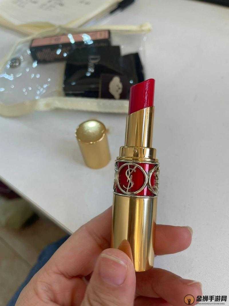 YSL 小金管水蜜桃色：打造甜美妆容的秘密武器